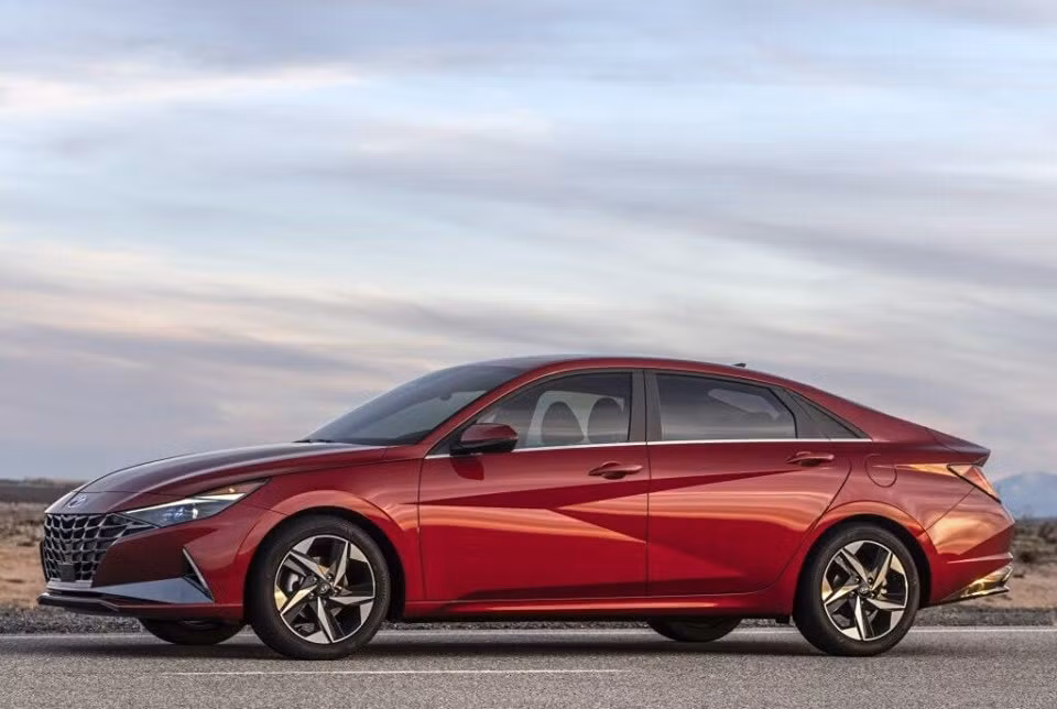 Phần thân xe với các đường gân gấp khúc. Ảnh: Autoevolution