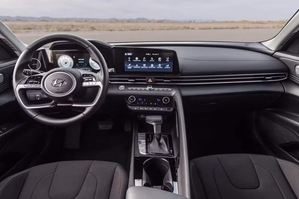 Nội thất trên Elantra 2021. Ảnh: Autoevolution