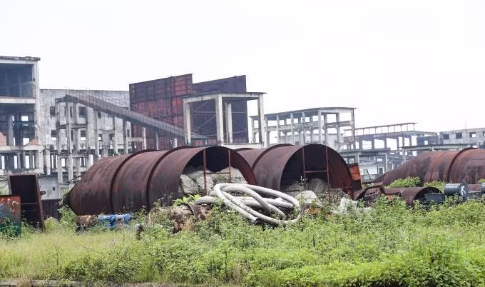 Dự án đầu tư nhà máy liên hợp gang thép như đống sắt gỉ, thiết bị quăng lăn lóc khắp nơi, nhà cửa bỏ hoang lâu ngày...