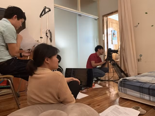 Đạo diễn - biên kịch - BTV Trần Xuân (áo vàng) và ê-kíp sản xuất trong một cảnh quay.