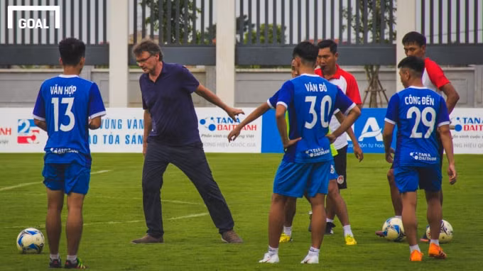 Philippe Troussier theo dõi rất nhiều các trung tâm bóng đá trẻ ở Việt Nam. Ảnh: TL