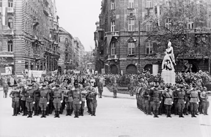 Diễu hành tại Budapest trong ngày quốc tế lao động 1/5/1945. Ảnh: Sputnik
