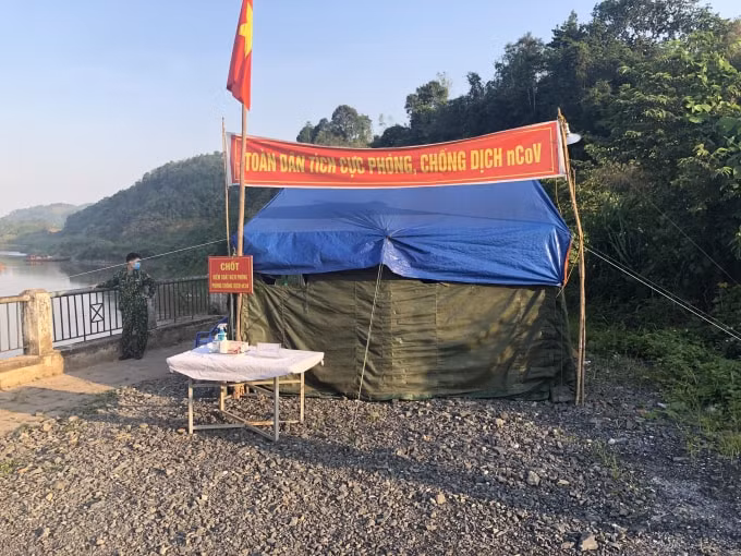 Thời tiết khắc nghiệt, đường sá đi lại khó khăn nhưng các chiến sĩ vẫn quyết tâm bám chốt chống dịch.