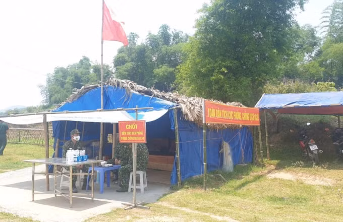 Tại các chốt kiểm soát dịch của đồn biên phòng luôn bố trí 03 chiến sĩ túc trực 24/24 giờ