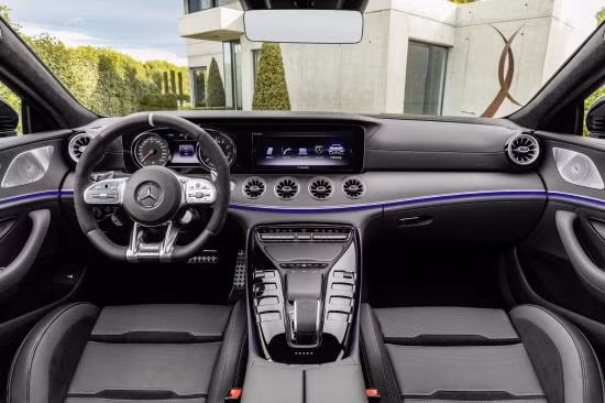Nội thất Mercedes-AMG GT 53 4MATIC+ được thiết kế kết hợp giữa thể thao và sang trọng.