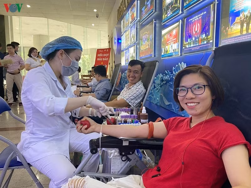 Các cán bộ, nhân viên của VOV tham gia hiến máu tình nguyện.