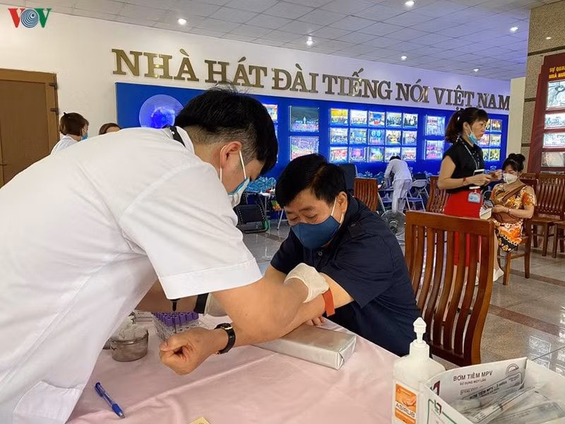 PGS.TS Nguyễn Thế Kỷ, Ủy viên Trung ương Đảng, Tổng Giám đốc VOV tại buổi hiến máu tình nguyện. Ảnh: VOV