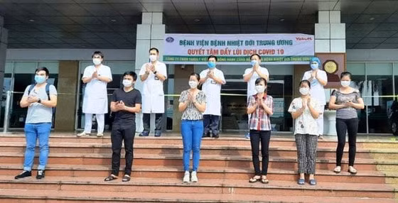 Các bệnh nhân Covid-19 được Bệnh viện Bệnh nhiệt đới Trung ương công bố khỏi bệnh vào chiều 8/5. Ảnh TL.