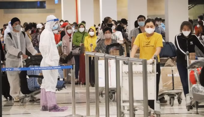 Ngày 3/5, Cảng hàng không Quốc tế Cần Thơ đón chuyến bay VN0088 của Vietnam Airlines đưa 297 công dân Việt Nam từ các Tiểu vương quốc Ả Rập Thống Nhất về nước. Ảnh TL.
