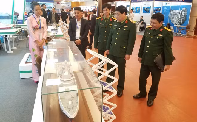 oàn cán bộ QĐNDVN thăm quan khu trưng bày của Tổng cục CNQP. Ảnh: Bình Nguyên