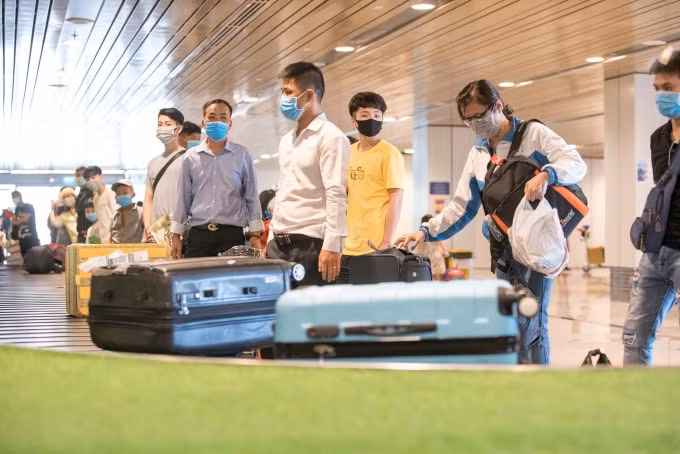 Hành khách vào nhà ga lấy hành lý ký gửi.