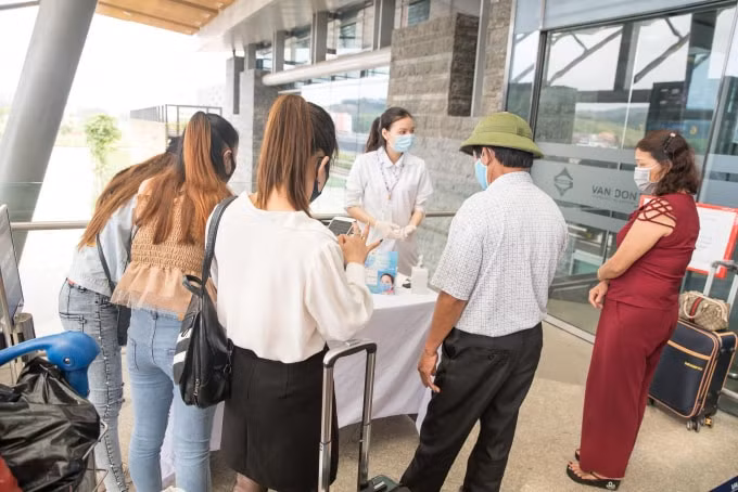 Hành khách phải đo thân nhiệt và khai báo y tế trước khi check-in.