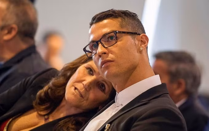 Với Ronaldo, mẹ anh là người phụ nữ quan trọng nhất cuộc đời. Ảnh: Getty