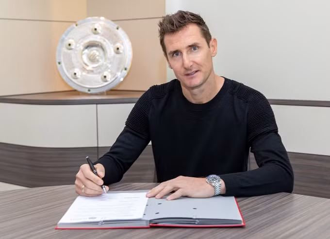 Buổi lễ ký kết hợp đồng trở thành trợ lý HLV trưởng của Bayern. Ảnh: Bayern Munich FC