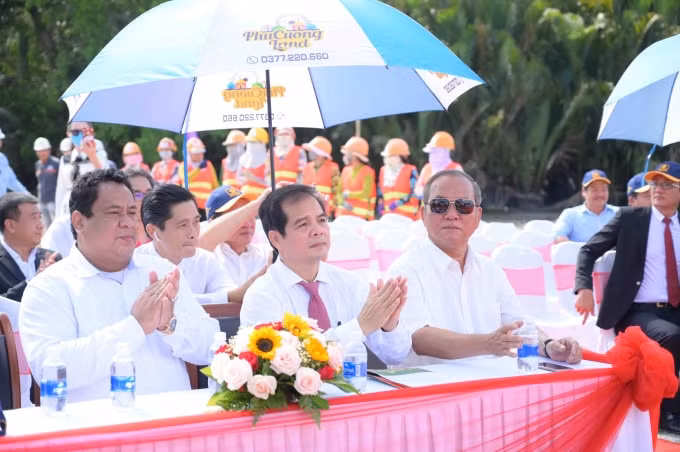 Ông Nguyễn Việt Cường, Chủ tịch Tập đoàn Phú Cường (đeo kính) cùng các khách mời tại lễ khởi công hai Khu đô thị lấn biển với tổng vốn đầu tư lên đến 17000 tỉ đồng.