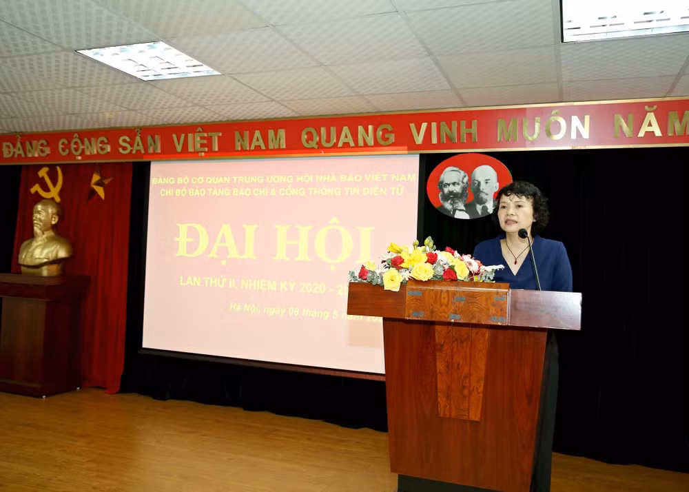 Đồng chí Trần Thị Kim Hoa báo cáo những thành tích đạt được của Chi bộ trong nhiệm kỳ vừa qua.