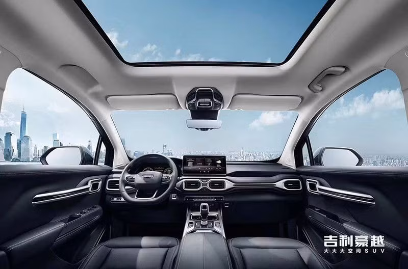 Nội thất trên Geely VX11 tương đối rộng rãi. Ảnh: Paultan