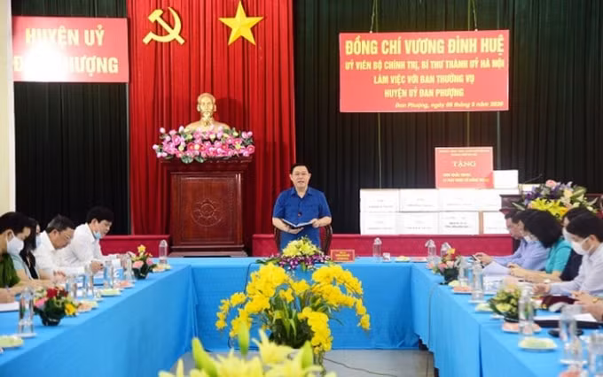 Bí thư Thành ủy Hà Nội Vương Đình Huệ chủ trì buổi làm việc với Ban Thường vụ Huyện ủy Đan Phượng. Ảnh: Văn Điệp/TTXVN