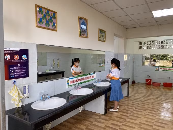 Kỹ năng vệ sinh cá nhân được các nhà trường hướng dẫn tỉ mỉ đến các em học sinh. Ảnh Hoàng Dương