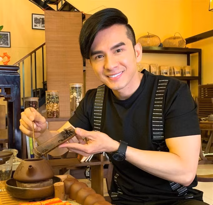 Anh Bo Đan Trường đổi nhiều kiểu tóc mới lạ khác nhau nhưng 