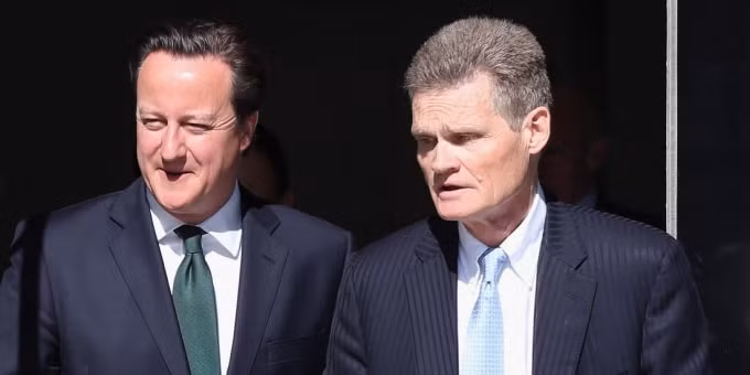 Giáo sư John Bell (phải) và cựu Thủ tướng Anh David Cameron. Ảnh: BI