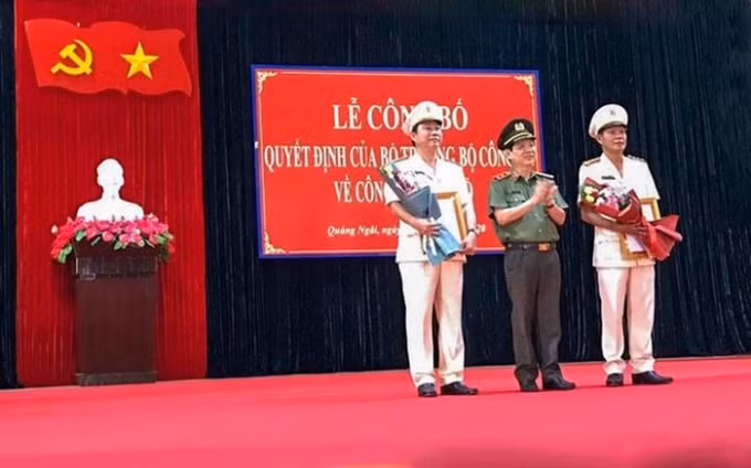 Trung tướng Nguyễn Văn Sơn - Thứ trưởng Bộ Công an trao quyết định bổ nhiệm chức vụ đến Đại tá Phan Công Bình (trái) và Đại tá Nguyễn Thanh Trang. Ảnh: CAND.