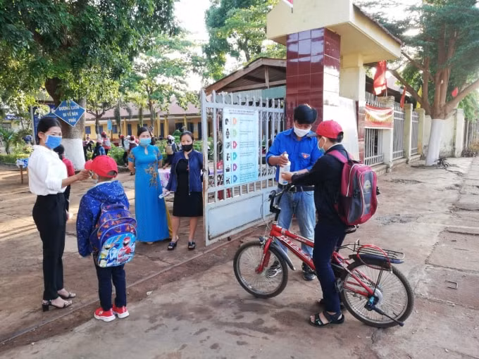 Đo thân nhiệt tại Trường Tiểu học Lê Lợi huyện Cư M'gar, Đăk Lăk.