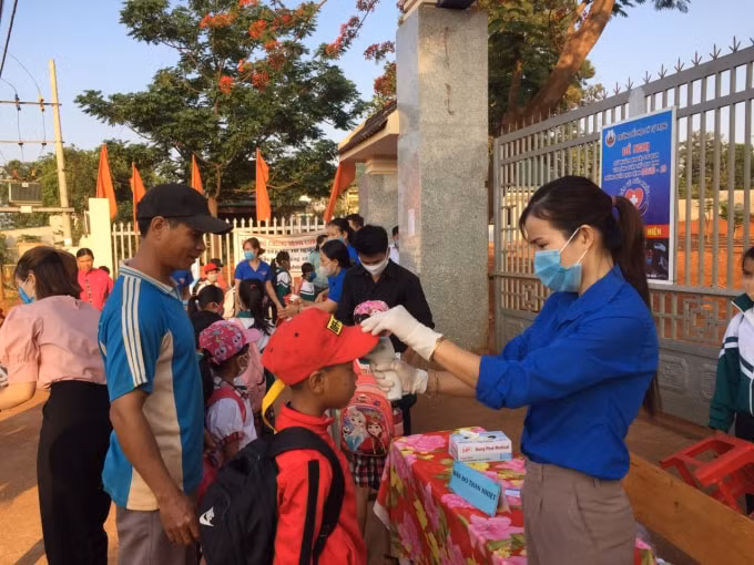 Học sinh đi học trở lại sau thời gian nghỉ học để phòng, chống dịch COVID -19