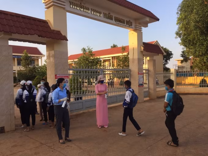 Học sinh Trường THCS Trần Quang Diệu, xã Ea Kuêh, Cư M'gar, Đăk Lăk đến trường sẽ được đo thân nhiệt và rửa tay sát khuẩn