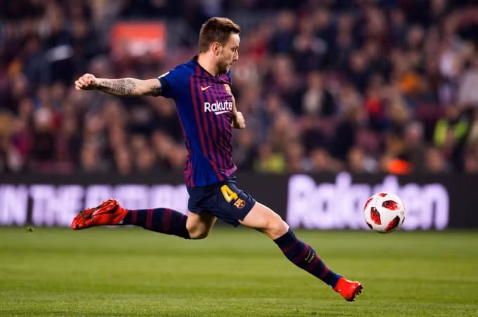 Rakitic sẵn sàng chấp nhận những rủi ro để có thể trở lại sân cỏ. Ảnh: Marca
