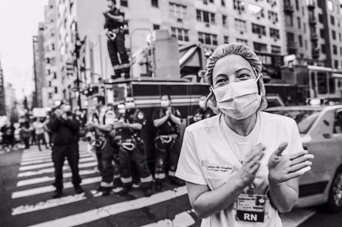 Chaplin vỗ tay cùng người dân lúc 7 giờ tối. Đây là hoạt động thường nhật nhằm cảm ơn các y bác sĩ trong cuộc chiến chống Covid-19. Ảnh: KC