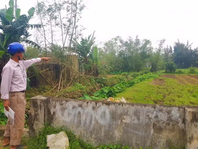 Ông Nguyễn Khắc Miệt chỉ cho phóng viên con đường đi vào thửa đất của gia đình ông bị hộ ông Nguyễn Như Khích chiếm giữ vào bìa đỏ