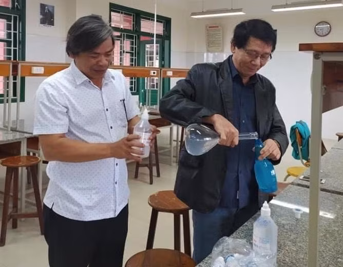 Công tác pha chế cồn rửa tay được chính giáo viên của các nhà trường thực hiện (ảnh TL).