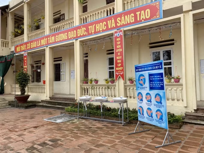 Việc đảm bảo phòng chống dịch tại các trường học là nhiệm vụ tối quan trọng. Ảnh: Dương Lâm