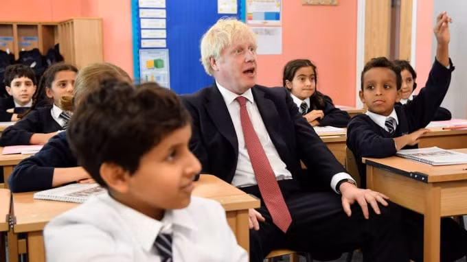 Thủ tướng Anh Boris Johnson tham dự một lớp học tại Anh. Sắp tới ông sẽ ký quyết định để các trường Tiểu học mở cửa trở lại vào ngày 1/6