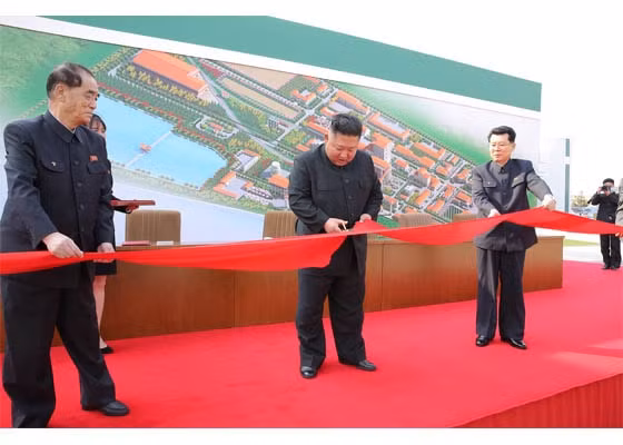 Chủ tịch Kim Jong Un xuất hiện trở lại trên truyền thông nhà nước Triều Tiên và tổng thống Donald Trump đã bày tỏ vui mừng khi thấy ông Kim vẫn khỏe mạnh