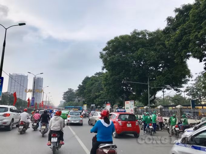 Tình trạng ùn tắc giao thông xuất hiện trên đường Giải Phóng, tuy nhiên các phương tiện vẫn có thể di chuyển chậm qua đây