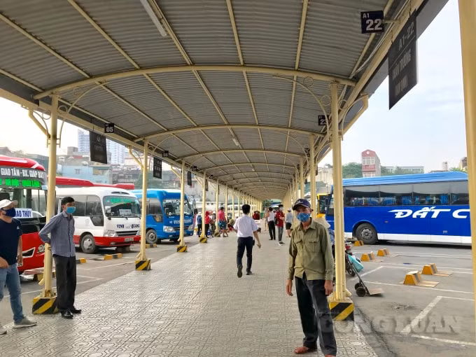 Khu vực hành lang xe khách chờ xuất bến có ít người qua lại hơn cả