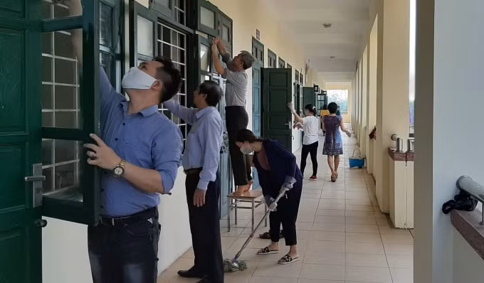 Hình ảnh các thầy cô giáo trường THCS Biên Giang, Hà Nội dọn dẹp, vệ sinh trường lớp (ảnh TL).