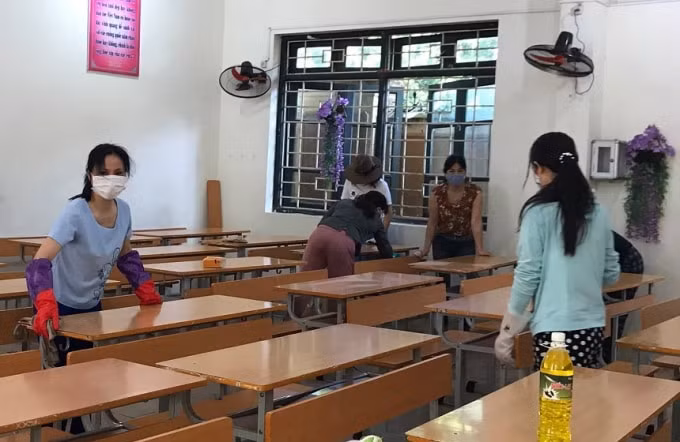 Các thầy cô ở Hà Nội rất chú tâm đến từng ngoc ngách bàn hoc của học sinh (ảnh TL).