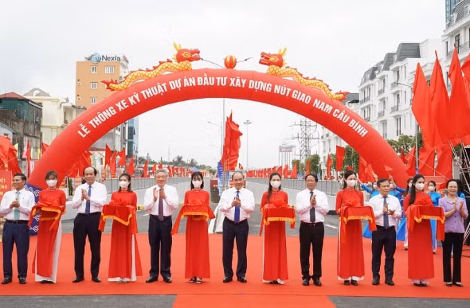 Thủ tướng Nguyễn Xuân Phúc cắt băng khánh thành dự án.