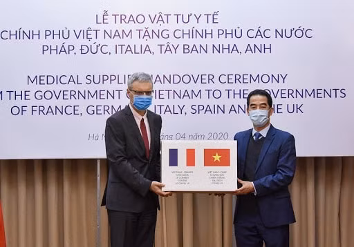 Việt Nam tặng Pháp vật tư y tế phòng chống dịch COVID-19.