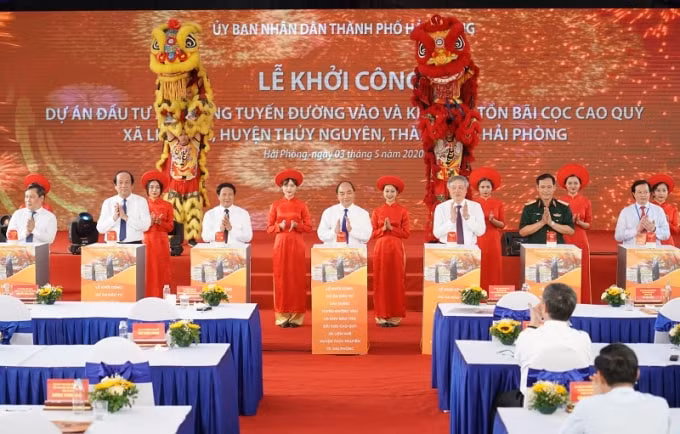 Thủ tướng Nguyễn Xuân Phúc và các đại biểu thực hiện nghi thức khởi công dự án.