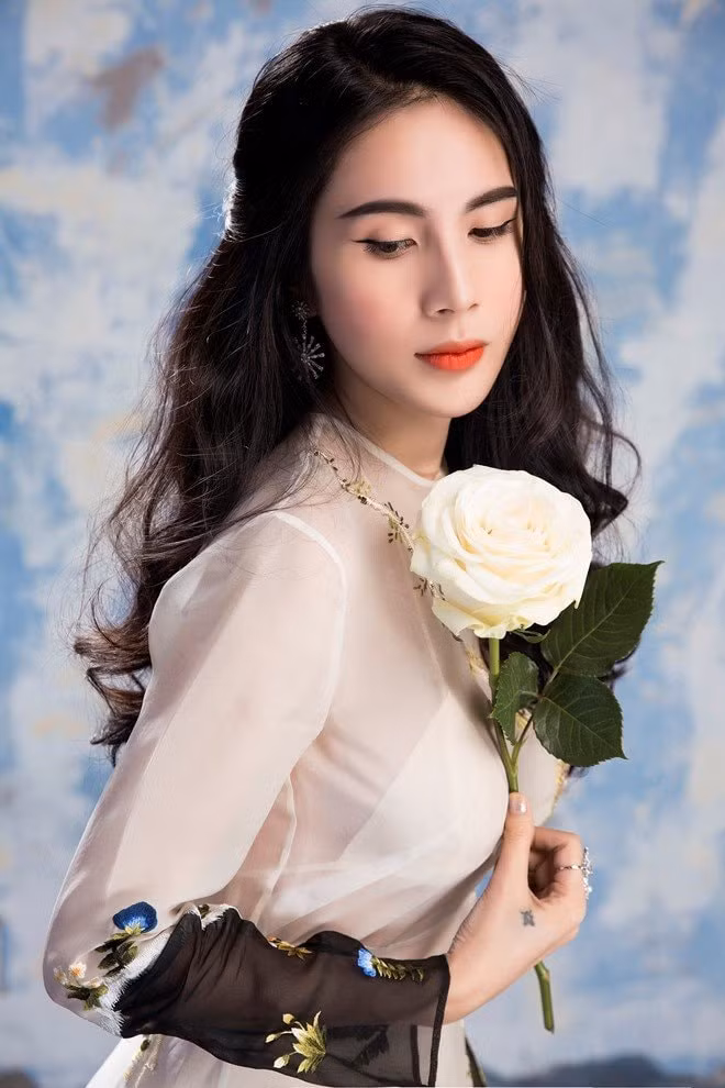 Ca sĩ Thủy Tiên đã phát động chương trình từ thiện quyên góp, tham gia khảo sát và giám sát việc lắp máy lọc nước cho người dân tại những địa phương khó khăn tại miền Tây do hạn mặn