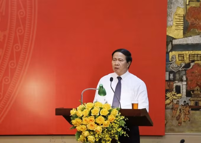 Bí thư Thành ủy Hải Phòng Lê Văn Thành báo cáo với Thủ tướng về tình hình phát triển kinh tế-xã hội và công tác phòng chống dịch COVID-19 . Ảnh: Haiphong.gov.vn