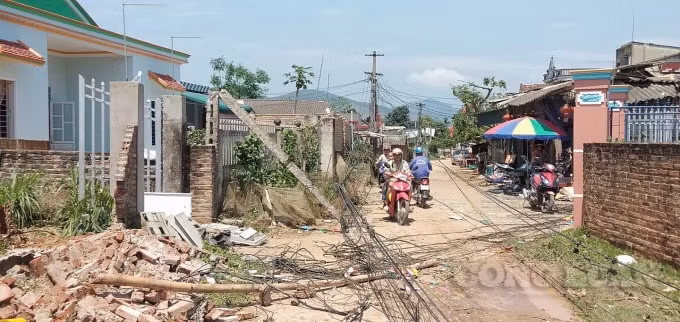 Mưa bão làm 16 cột điện hạ thế và 2 cột thông tin bị đổ gãy.
