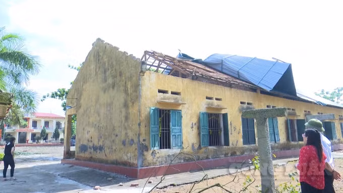 Mưa lớn gió lốc kéo dài khiến nhiều ngôi nhà, công sở bị sập và tốc mái.