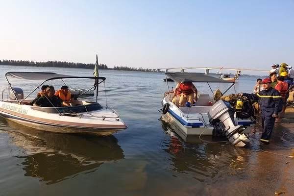 Công tác tìm kiếm cứu hộ vẫn đang được cơ quan chức năng thực hiện khẩn trương.