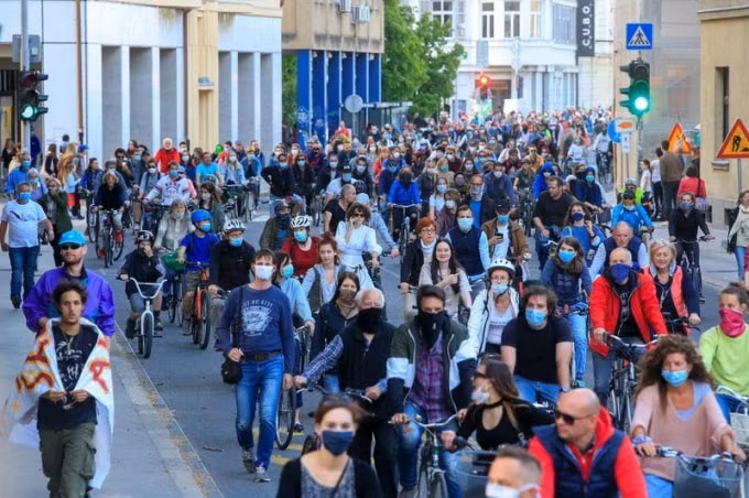 Hàng nghìn người biểu tình đạp xe tại trung tâm thủ đô Ljubljana của Slovenia. Ảnh: Reuters