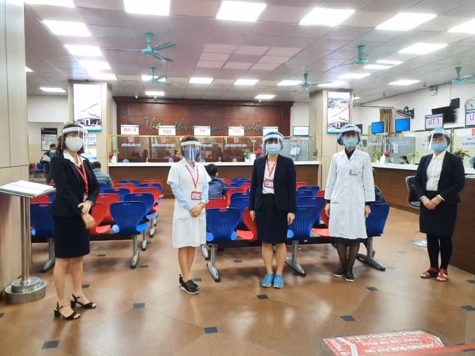 Đội ngũ y bác sĩ hướng dẫn phân luồng và cung cấp nước rửa tay sát khuẩn cho bệnh nhân.